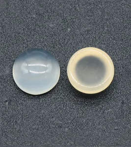 Detailaufnahme von runden 6mm Cabochon Naturkristallen für DIY-Schmuckfassungen