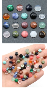 Dettaglio macro di pietre cabochon tonde da 6mm con varie trame e confronto delle dimensioni