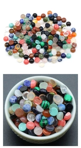 Vista macro di cabochon colorati da 6 mm per gioielli fai-da-te in una ciotola bianca