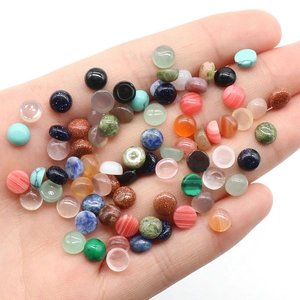 Vari cabochon in pietra naturale rotonda da 6mm per gioielli fai-da-te esposti sulla mano