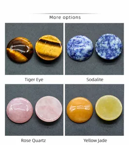 Vue macro de cabochons en œil de tigre et quartz rose pour la création de bijoux