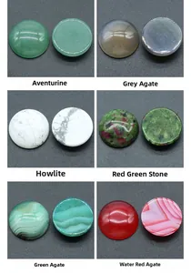 Détail macro de divers cabochons ronds en agate semi-précieuse avec finition polie lisse