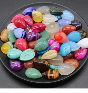 Vue macro de pierres en cristal polies en forme de goutte pour la création de bijoux DIY