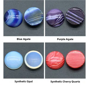 Détail macro de cabochons ronds en agate et opale pour la fabrication de bijoux DIY