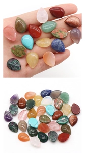 Detalle de piedras de cristal en forma de gota pulidas en varios colores naturales