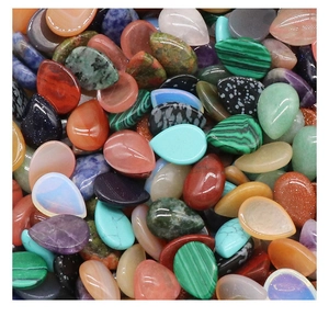 Vista detallada de varias piedras naturales coloridas en forma de gota para joyería