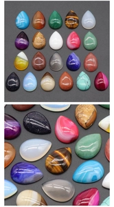 Vue détaillée de cabochons de pierres précieuses en forme de poire avec surfaces polies