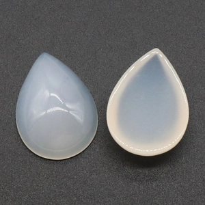 Deux pierres précieuses en agate bleu clair en forme de poire avec surface lisse et base plate
