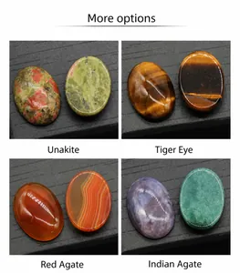 Makroaufnahme von polierten ovalen Unakit- und Tigerauge-Cabochons für DIY-Schmuck