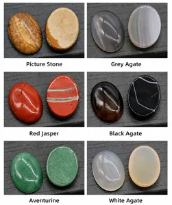 Makroansicht verschiedener ovaler Naturstein-Cabochons mit glatt polierter Oberfläche
