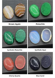Makroaufnahme ovaler Cabochon Edelsteine in Achat Malachit und Opal zur Schmuckherstellung