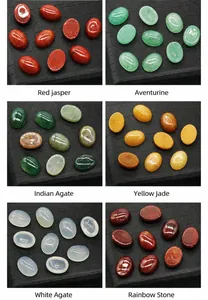 Vue détaillée de divers cabochons en cristal ovales, jaspe rouge et aventurine inclus