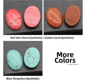 Detaillierte Makroansicht ovaler synthetischer Türkis- und Goldstein-Cabochons