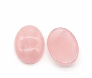 Makro-Detail von zwei polierten ovalen rosa Quarzkristall-Cabochons für DIY-Schmuck