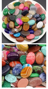 Macro-opname van diverse ovale gepolijste edelsteen cabochons voor DIY sieraden