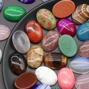 Gepolijste gemengde ovale natuurlijke kristallen cabochons in een ronde zwarte schaal