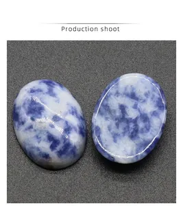 Détail macro de cabochons en sodalite bleue ovale montrant la surface polie et la texture