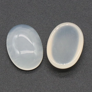 Piedras de luna de corte cabujón ovalado para joyería DIY sobre un fondo gris oscuro