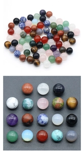 Détail macro de perles en pierres semi-précieuses de 10 mm comme l'améthyste et le quartz