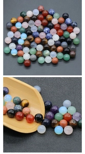 Gros plan de perles rondes polies en pierres semi-précieuses de 10mm et agate colorée