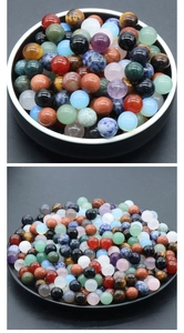 Gros plan de pierres mixtes en agate et cristal naturel poli de 10 mm pour bijoux DIY