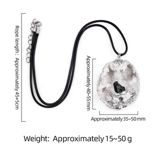 Pendentif géode naturelle avec bordure argentée sur collier cordon noir pour femme