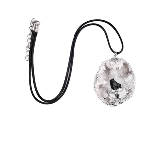 Pendentif en géode de cristal blanc naturel avec tourmaline noire et bordure argentée