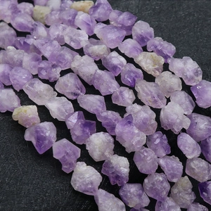 Dettaglio macro di perle di cristallo di ametista naturale grezza con trama ruvida