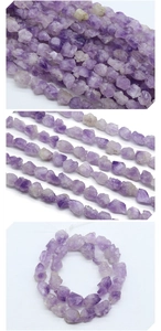 Dettaglio macro di perle di cristallo di ametista grezza con texture naturale e toni viola