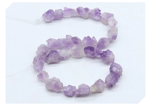 Dettaglio di perle irregolari in ametista naturale per la creazione di gioielli
