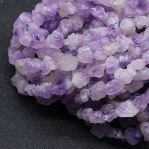 Cristalli grezzi di ametista naturale in sfumature viola in vista macro dall'alto