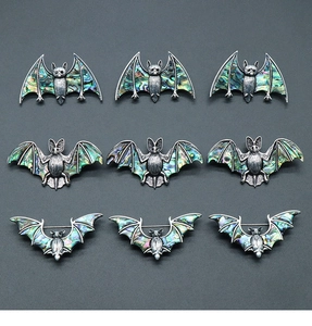 Vue à plat de neuf pendentifs chauve-souris en nacre d'abalone avec finition argentée