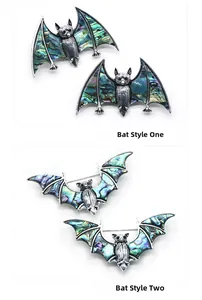 Comparaison de deux broches chauve-souris en argent vintage avec incrustation d'abalone