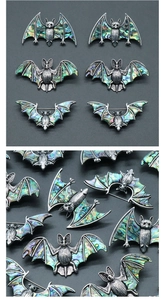 Détail macro de broches chauve-souris avec incrustations d'abalone et métal argenté vintage