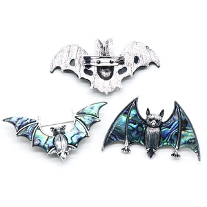 Broche chauve-souris en nacre d'abalone avec alliage argenté vintage et ailes irisées