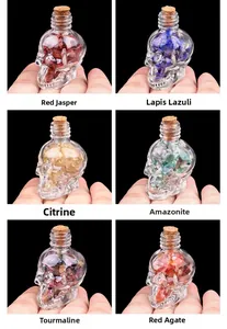 Detalle de mini botellas de calavera con varias piedras naturales y corchos