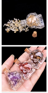 Mini bouteille en verre crâne remplie de pierres de cristal naturel et bouchon en liège