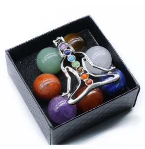 Set de 7 piedras de chakra con esferas de 20mm y colgante de yoga en una caja de regalo negra