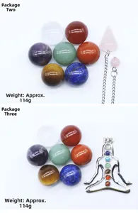 Primer plano de 7 esferas de cristal natural chakra con colgante yoga y caja de regalo