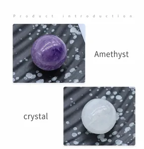 Vista de cerca de esferas de amatista y cristal blanco pulido para yoga chakra