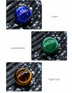 Detalle de esferas de chakra en cristal natural pulido: Lapislázuli, Aventurina y Ojo de Tigre