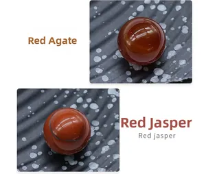 Detalle macro de esferas pulidas de ágata roja y jaspe rojo en una bandeja de piedra