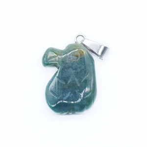 Groene agaat adelaarskop hanger met zilveren oogje op een witte achtergrond