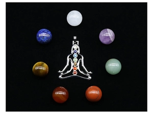 Set detallado de 7 piedras naturales chakra y colgante de meditación sobre fondo oscuro
