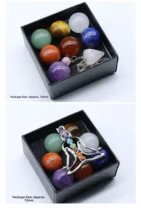 Detalle del kit de 7 piedras de chakra con esferas y colgante de yoga en caja negra