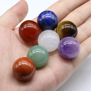 Juego de siete esferas de cristal chakra naturales de 20 mm en la mano