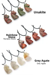 Detail van handgesneden eenhoorn hangers in Unakite, Regenboogsteen en Grijze Agaat