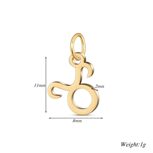 Détail macro du pendentif zodiaque plaqué or avec dimensions 11mm et design minimaliste