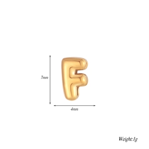 Dettaglio di un ciondolo a lettera F dorata 7x4mm con dimensioni e finitura lucida