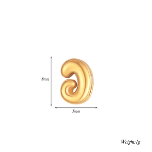 Dettaglio dimensioni del ciondolo a lettera J dorata con altezza 8mm e larghezza 5mm